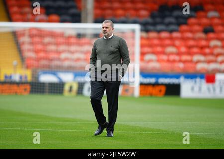 28.. August 2022; Tannadice Park, Dundee, Schottland: Schottischer Premier League-Fußball, Dundee United gegen Celtic: Celtic-Managerin Ange Postecoglou inspiziert das Spielfeld vor dem Spiel Credit: Action Plus Sports Images/Alamy Live News Stockfoto