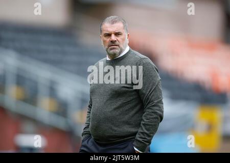 28.. August 2022; Tannadice Park, Dundee, Schottland: Schottischer Premier League-Fußball, Dundee United gegen Celtic: Celtic-Managerin Ange Postecoglou inspiziert das Spielfeld vor dem Spiel Credit: Action Plus Sports Images/Alamy Live News Stockfoto