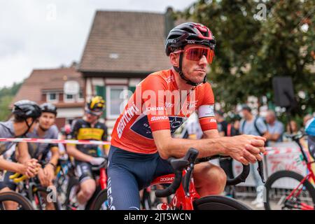 28. August 2022, Baden-Württemberg, Schiltach: Der Brite Adam Yates vom Team Ineos Grenadiers ist im Vorfeld der 4. Etappe der Deutschlandtour im roten Trikot der Gesamtführerin am Start in Schiltach. Die 4. und damit letzte Etappe der Deutschlandtour startet heute in Schiltach und endet in Stuttgart. Foto: Philipp von Ditfurth/dpa Stockfoto