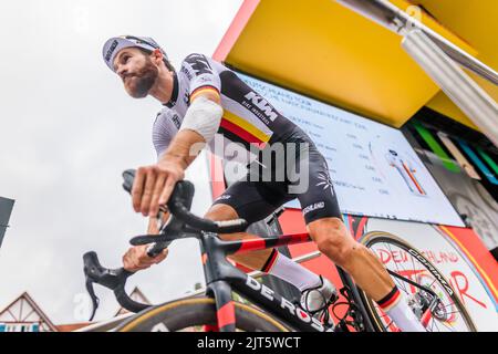 28. August 2022, Baden-Württemberg, Schiltach: Simon Geschke fährt neben einer Etappe im Trikot der deutschen Nationalmannschaft die Rampe hinunter. Die 4. und damit letzte Etappe der Deutschlandtour startet heute in Schiltach und endet in Stuttgart. Foto: Philipp von Ditfurth/dpa Stockfoto