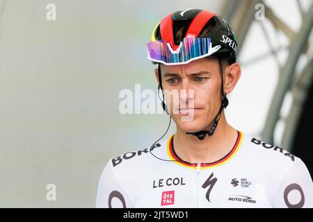 28. August 2022, Baden-Württemberg, Schiltach: Nils Politt vom Team Bora-Hansgrohe steht auf einer Bühne. Die 4. und damit letzte Etappe der Deutschlandtour startet heute in Schiltach und endet in Stuttgart. Foto: Philipp von Ditfurth/dpa Stockfoto