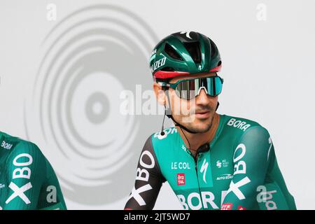 28. August 2022, Baden-Württemberg, Schiltach: Emanuel Buchmann vom Team Bora-Hansgrohe steht auf einer Bühne. Die 4. und damit letzte Etappe der Deutschlandtour startet heute in Schiltach und endet in Stuttgart. Foto: Philipp von Ditfurth/dpa Stockfoto