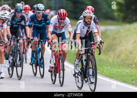 28. August 2022, Baden-Württemberg, Schiltach: Simon Geschke (r) aus Freiburg führt im Trikot der Nationalmannschaft die Führungsgruppe der Deutschlandtour 4. an. Die 4. und letzte Etappe der Deutschland-Rundfahrt startet heute in Schiltach und endet in Stuttgart. Foto: Philipp von Ditfurth/dpa Stockfoto