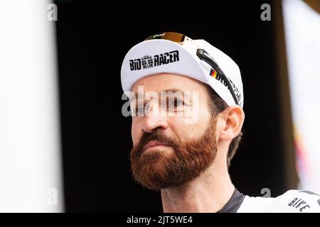 28. August 2022, Baden-Württemberg, Schiltach: Simon Geschke steht im Trikot der deutschen Nationalmannschaft auf einer Bühne. Die 4. und damit letzte Etappe der Deutschlandtour startet heute in Schiltach und endet in Stuttgart. Foto: Philipp von Ditfurth/dpa Stockfoto