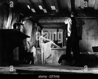 GINA LOLLOBRIGIDA als Esmeralda und JEAN DANET als Phoebus im GLÖCKNER VON NOTRE DAME / NOTRE DAME DE PARIS 1956 Regisseur JEAN DELANNOY Roman Victor Hugo Adaption / Dialog Jean Aurenche und Jacques Prevert Musik Georges Auric Kostümdesign Georges Benda Produktionsdesign Rene Renoux Choreograph Leonid Massine ProduzentenRaymond und Robert Hakim France - Italy Koproduktion Paris Film Produktionen/Panitalia Stockfoto