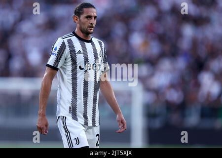 Adrien Rabiot vom FC Juventus sieht sich während des Serie-A-Spiels zwischen dem FC Juventus und AS Roma am 27. August 2022 in Turin, Italien, im Allianz-Stadion an. Stockfoto