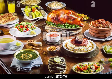 Arabische Küche, traditionelles Mittagessen im Nahen Osten. Es ist auch Ramadan 'Iftar'.die Mahlzeit, die von Muslimen nach Sonnenuntergang während des Ramadan gegessen wurde. Stockfoto