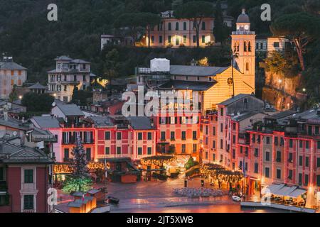 Portofino, Italien Fischerdorf und Gemeinde in der Metropolstadt Genua in der Abenddämmerung. Stockfoto