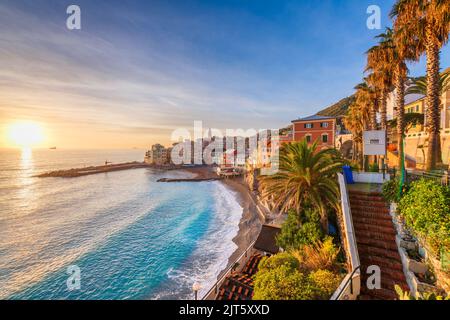 Maa Beach in Bogliasco, Genua, Italien Skyline am Mittelmeer bei Sonnenuntergang. Stockfoto