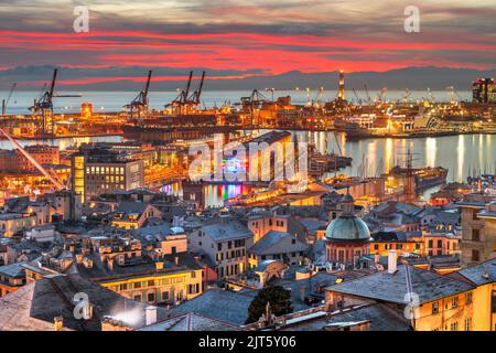 Genua, Italien Skyline der Innenstadt am Hafen in der Abenddämmerung. Stockfoto