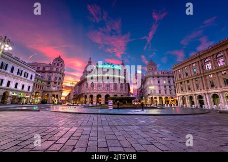 GENUA, ITALIEN - 30. DEZEMBER 2021: Piazza De Ferrari am Brunnen am Morgen. Stockfoto