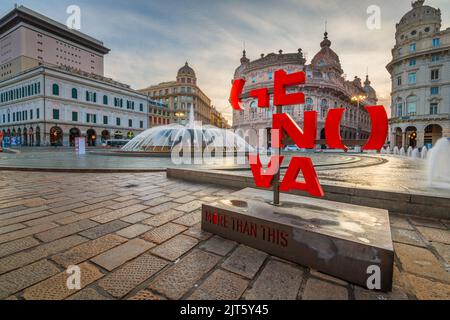 GENUA, ITALIEN - 30. DEZEMBER 2021: Piazza De Ferrari am Brunnen am Morgen. Stockfoto