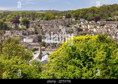 Kendal, Cumbria, UK - Blick über Bäume auf die Stadt Kendal, von Kendal Castle. Kendal ist als das Tor zum Lake District bekannt. Fokus liegt auf t Stockfoto