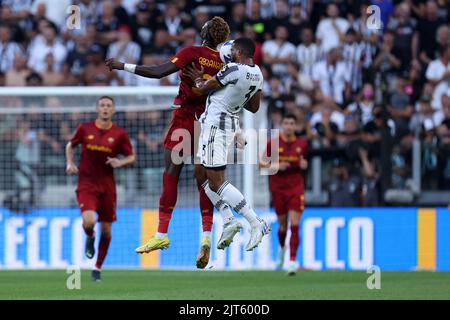 Tammy Abraham von AS Roma und Gleison Bremer von Juventus FC kämpfen während des Serie-A-Spiels zwischen Juventus FC und AS Roma am 27. August 2022 im Allianz-Stadion in Turin, Italien, um den Ball. Stockfoto