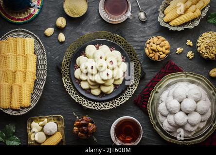 Cookies zur Feier des islamischen Festes El-Fitr (das Fest, das nach dem Ramadan kommt). Verschiedene Eid Al-Fitr Süßigkeiten (Kahk-Gorayeba-Kekse). Stockfoto