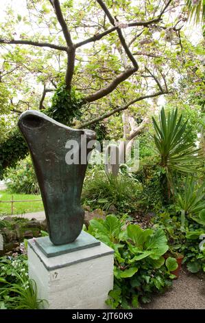 Barbara Hepworth Museum, St Ives Cornwall, UK - Garten mit ausgestellten Skulpturen Stockfoto