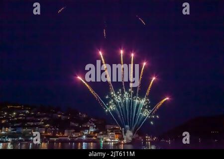 27. 2022. August: Spektakuläres Feuerwerk am Ende der Dartmouth Royal Regatta, auf dem River Dart zwischen Dartmouth und Kingswear, South Hams, Devon Stockfoto