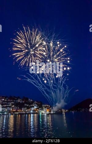 27. 2022. August: Spektakuläres Feuerwerk am Ende der Dartmouth Royal Regatta, auf dem River Dart zwischen Dartmouth und Kingswear, South Hams, Devon Stockfoto