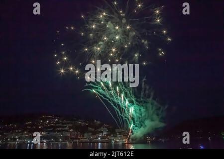 27. 2022. August: Spektakuläres Feuerwerk am Ende der Dartmouth Royal Regatta, auf dem River Dart zwischen Dartmouth und Kingswear, South Hams, Devon Stockfoto