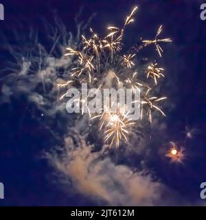 27. 2022. August: Spektakuläres Feuerwerk am Ende der Dartmouth Royal Regatta, auf dem River Dart zwischen Dartmouth und Kingswear, South Hams, Devon Stockfoto