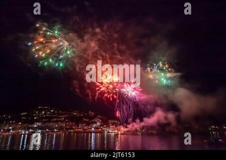 27. 2022. August: Spektakuläres Feuerwerk am Ende der Dartmouth Royal Regatta, auf dem River Dart zwischen Dartmouth und Kingswear, South Hams, Devon Stockfoto