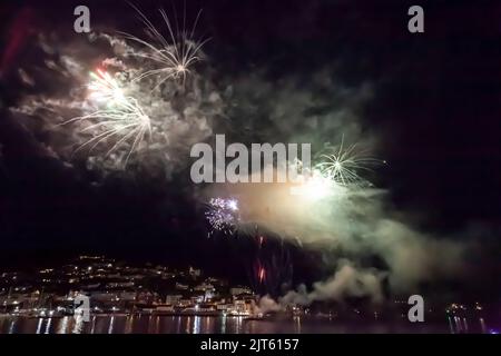 27. 2022. August: Spektakuläres Feuerwerk am Ende der Dartmouth Royal Regatta, auf dem River Dart zwischen Dartmouth und Kingswear, South Hams, Devon Stockfoto