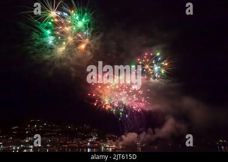 27. 2022. August: Spektakuläres Feuerwerk am Ende der Dartmouth Royal Regatta, auf dem River Dart zwischen Dartmouth und Kingswear, South Hams, Devon Stockfoto