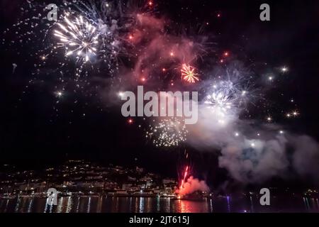 27. 2022. August: Spektakuläres Feuerwerk am Ende der Dartmouth Royal Regatta, auf dem River Dart zwischen Dartmouth und Kingswear, South Hams, Devon Stockfoto