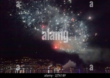 27. 2022. August: Spektakuläres Feuerwerk am Ende der Dartmouth Royal Regatta, auf dem River Dart zwischen Dartmouth und Kingswear, South Hams, Devon Stockfoto