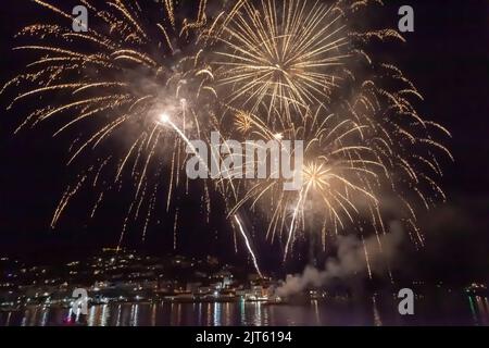 27. 2022. August: Spektakuläres Feuerwerk am Ende der Dartmouth Royal Regatta, auf dem River Dart zwischen Dartmouth und Kingswear, South Hams, Devon Stockfoto