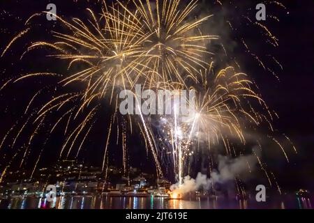 27. 2022. August: Spektakuläres Feuerwerk am Ende der Dartmouth Royal Regatta, auf dem River Dart zwischen Dartmouth und Kingswear, South Hams, Devon Stockfoto