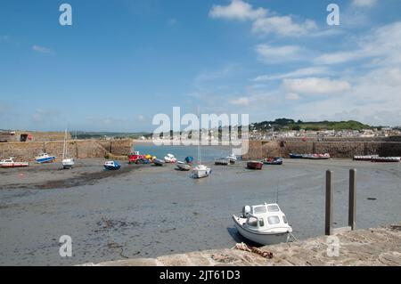 Marina/Harbour, St. Michaels' Mount, Marazion, Cornwall, Großbritannien - St. Michael's Mount ist eine Gezeiteninsel, die bei Flut zu Fuß erreicht werden kann. Stockfoto