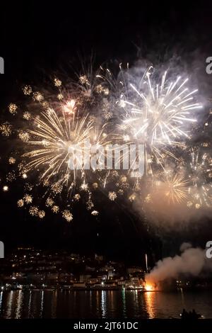 27. 2022. August: Spektakuläres Feuerwerk am Ende der Dartmouth Royal Regatta, auf dem River Dart zwischen Dartmouth und Kingswear, South Hams, Devon Stockfoto