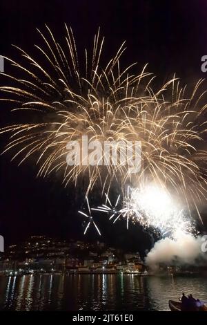 27. 2022. August: Spektakuläres Feuerwerk am Ende der Dartmouth Royal Regatta, auf dem River Dart zwischen Dartmouth und Kingswear, South Hams, Devon Stockfoto