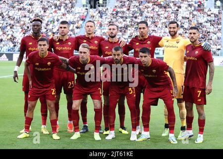 Die Spieler von AS Roma posieren für ein Teamfoto vor dem Spiel der Serie A zwischen Juventus FC und AS Roma im Allianz Stadium am 27. August 2022 in Turin, Italien. Stockfoto