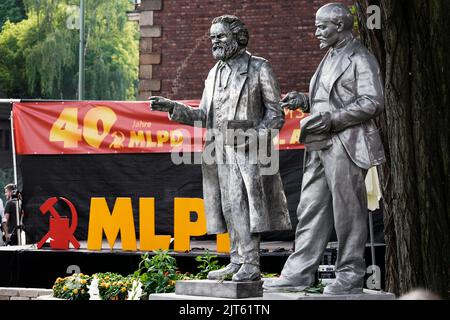 Die Kommunistische Partei der MLPD (marxistisch-leninistische Partei Deutschlands) enthüllte am 27. August 2022 eine Statue des Sozialtheoretikers Karl Marx (1818-1883) (Proth links). Die 2,11 Meter hohe Statue aus Aluminiumguss steht direkt neben dem Lenin-Denkmal (rechts), das die Partei 2020 vor ihrem Parteihauptsitz in Gelsenkirchen errichtet hat. Gelsenkirchen, 28. August 2022 Stockfoto