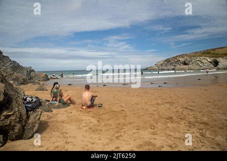 Porth Joke, Cornwall, England, August 23. 2022, Menschen genießen einen sonnigen Sommertag am Strand Stockfoto