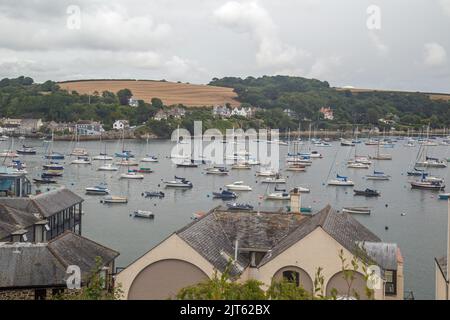 Falmouth Harbour, Falmouth, Cornwall, England, August 24. 2022, Kleine Boote können im Hafen gesehen werden. Stockfoto