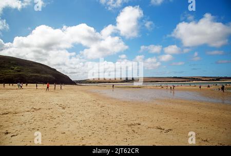 Daymer Bay, Cornwall, England, 25.. August 2022 Menschen genießen den Strand an einem sonnigen Sommertag Stockfoto
