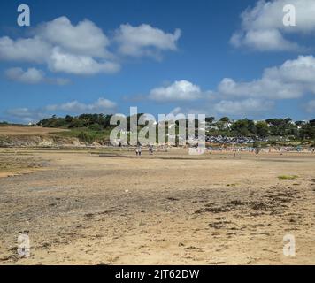 Daymer Bay, Cornwall, England, 25.. August 2022 Menschen genießen den Strand an einem sonnigen Sommertag Stockfoto