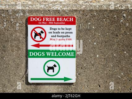 Clacton auf Seal Essex, England, Juli 3. 2022, zeigt ein Schild an, welche Bereiche am Strand hundeverhungert werden sollen. Stockfoto