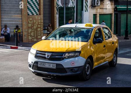 Tetouan, Marokko - 17. August 2022 Taxi fährt durch die Straßen von Tetouan während des Coronavirus-Ausbruchs trifft Marokko, trägt eine Maske ist mand Stockfoto