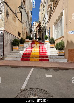 Eine vertikale Aufnahme der bunten Stufen zwischen den Gebäuden in der Altstadt von Calpe, Spanien Stockfoto