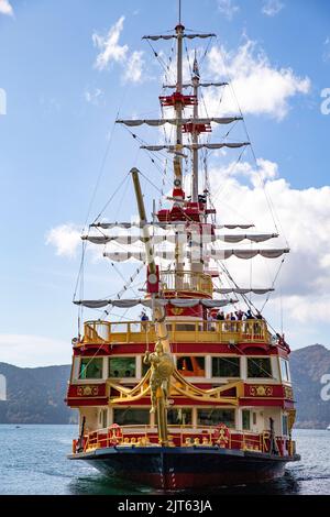 Eine vertikale Aufnahme eines Kreuzfahrtschiffs in Form eines Piratenschiffs, das auf dem Ashi-See in Hakone, Japan, segelt Stockfoto