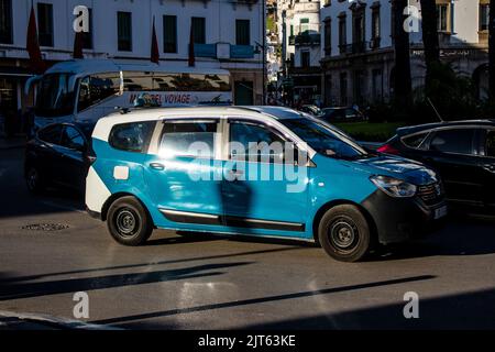 Tetouan, Marokko - 17. August 2022 Taxi fährt durch die Straßen von Tetouan während des Coronavirus-Ausbruchs trifft Marokko, trägt eine Maske ist mand Stockfoto