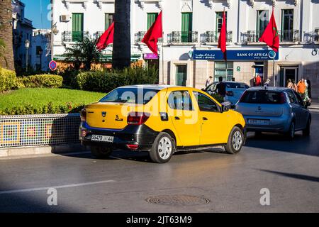 Tetouan, Marokko - 17. August 2022 Taxi fährt durch die Straßen von Tetouan während des Coronavirus-Ausbruchs trifft Marokko, trägt eine Maske ist mand Stockfoto