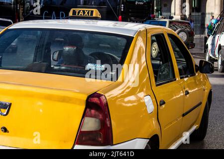 Tetouan, Marokko - 17. August 2022 Taxi fährt durch die Straßen von Tetouan während des Coronavirus-Ausbruchs trifft Marokko, trägt eine Maske ist mand Stockfoto