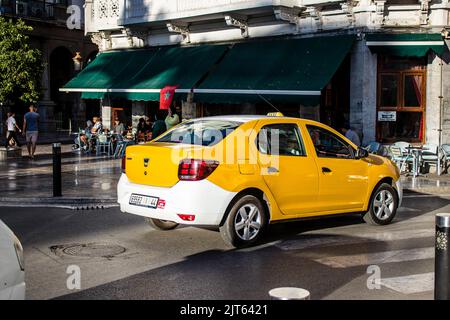 Tetouan, Marokko - 17. August 2022 Taxi fährt durch die Straßen von Tetouan während des Coronavirus-Ausbruchs trifft Marokko, trägt eine Maske ist mand Stockfoto