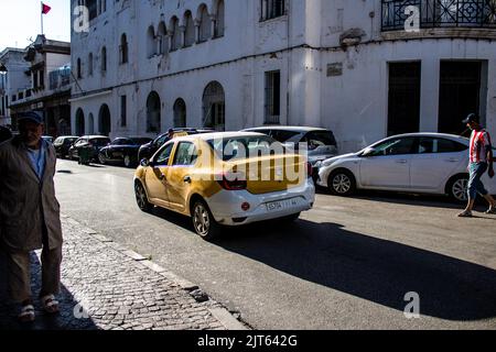 Tetouan, Marokko - 17. August 2022 Taxi fährt durch die Straßen von Tetouan während des Coronavirus-Ausbruchs trifft Marokko, trägt eine Maske ist mand Stockfoto