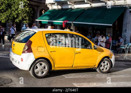 Tetouan, Marokko - 17. August 2022 Taxi fährt durch die Straßen von Tetouan während des Coronavirus-Ausbruchs trifft Marokko, trägt eine Maske ist mand Stockfoto